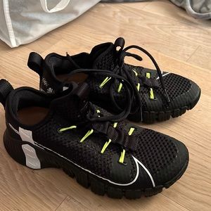 Nike free metcon 3 mens 6/ womens 7.5 never worn outside only on camera.
